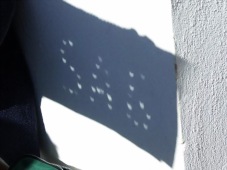 Fenómeno conocido como efecto pinhole o cámara oscura, que consiste en la proyección del disco solar, en este caso, por unos agujeritos relizados en un cartón (Foto Pepe Gutierrez)